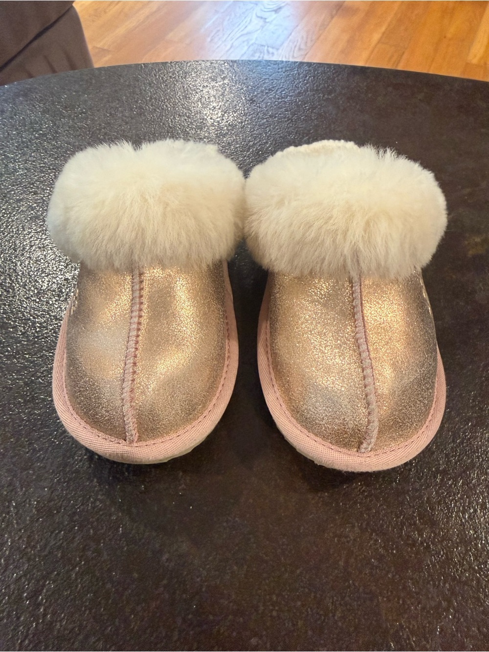 UGG Kids Rose Gold Metallic Shearling Clog - Picture 2 of 4